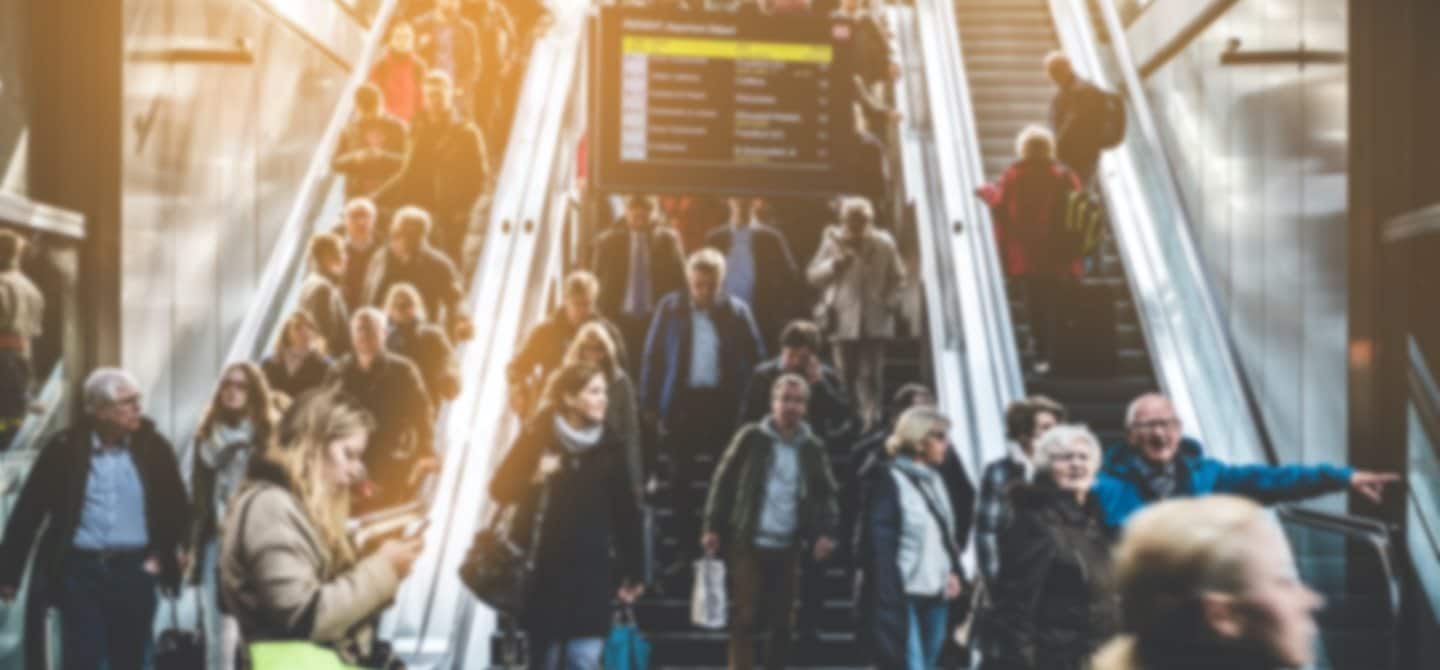 foule prenant les escalators