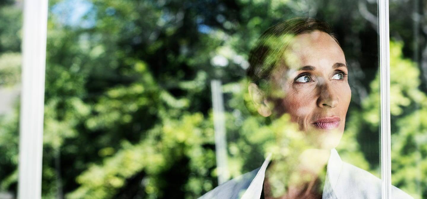 femme regardant par la fenêtre