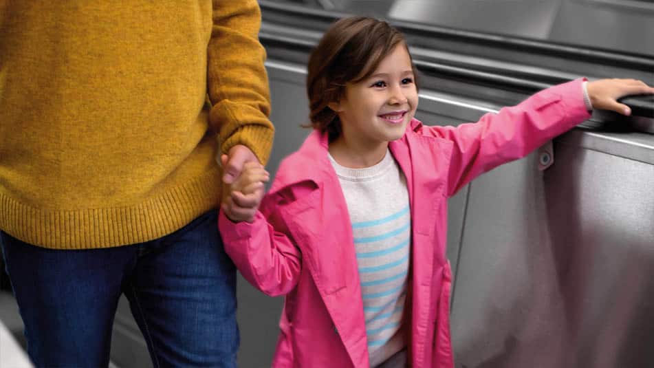 img_escalator-girl-safety-951x535